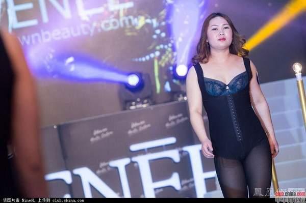 国产广场舞内衣秀视频,国产广场舞内衣秀惊艳亮相